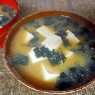 煮干しだしで豆腐と海苔の味噌汁